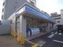 コンビニ　ローソン千代田一丁目店 (コンビニ)（コンビニ）まで136m