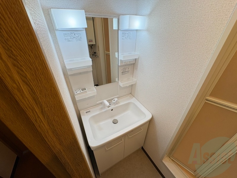洗面設備　独立洗面台です。大きくてよいですね。シャンプーもできます。