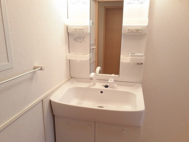 洗面設備　ゆったりとスペースのある洗面所