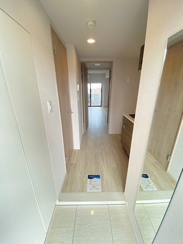 玄関　（参考写真）同じ間取の別のお部屋です