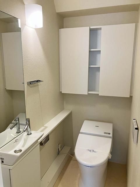 トイレ　落ち着いた色調のトイレです