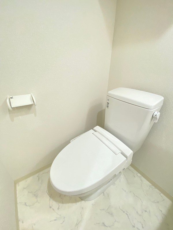 トイレ　（参考写真）同じ間取の別のお部屋です