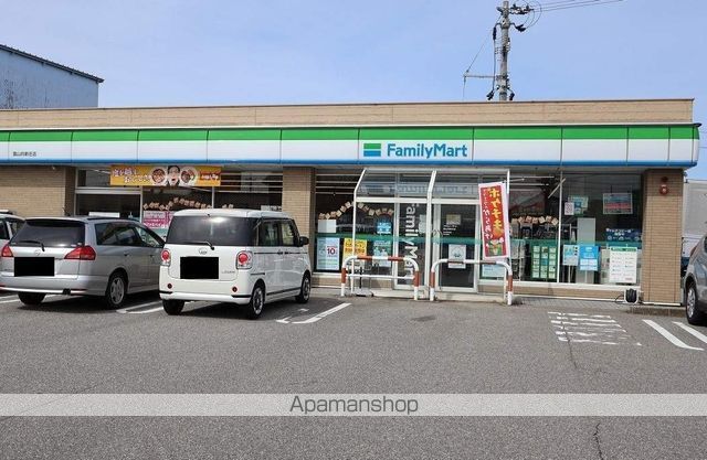 コンビニ　ファミリーマート（コンビニ）まで810m