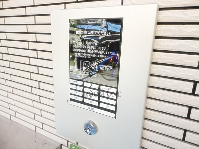 セキュリティ　モニター付きインターホンです。オートロックです。