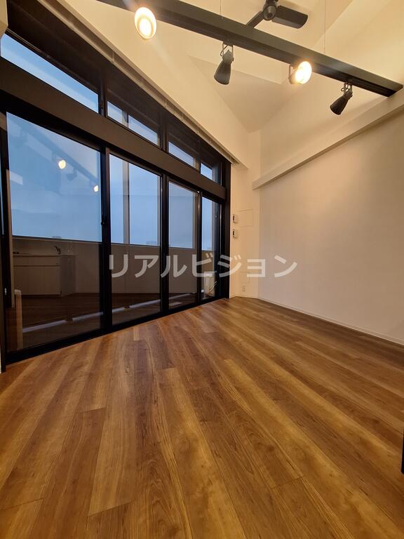 ZOOM新宿御苑前の居間写真