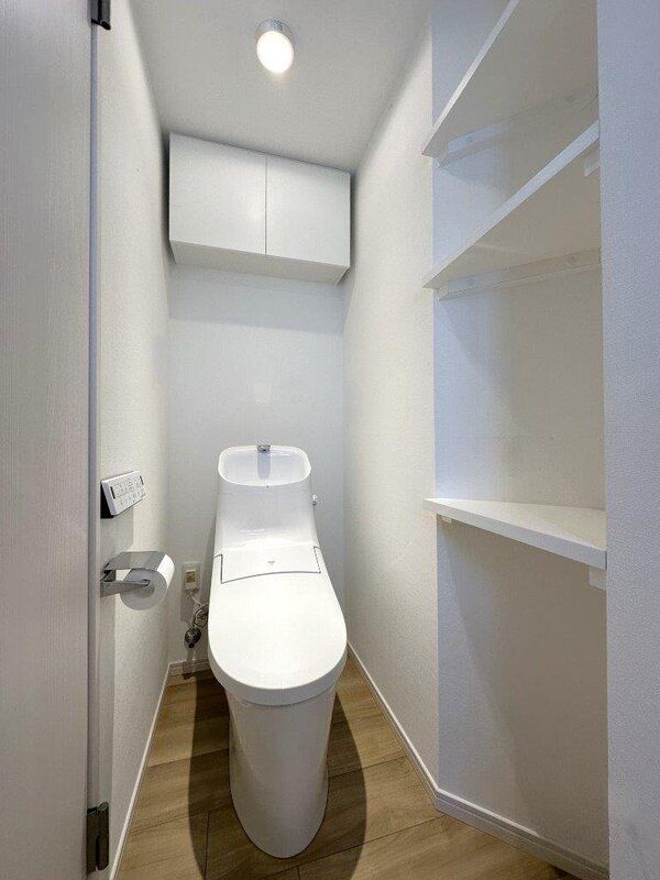 トイレ　落ち着いた色調のトイレです