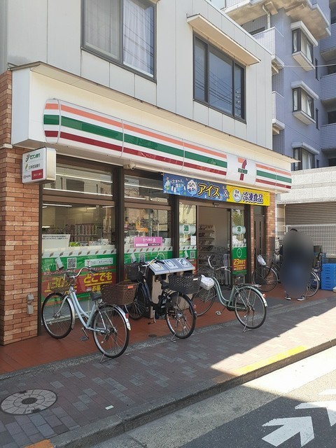 コンビニ　セブンイレブン（コンビニ）まで300m