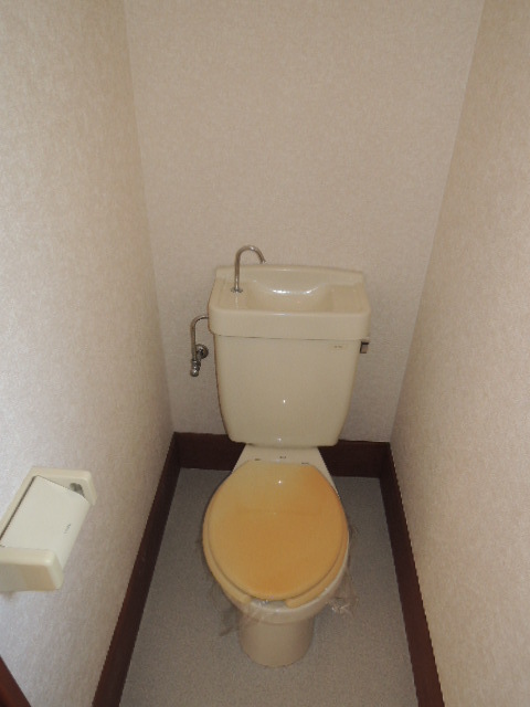 トイレ　別号室の写真です。