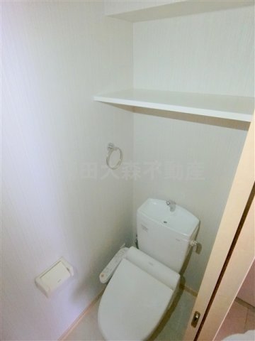 トイレ　棚収納と温水洗浄便座付きのトイレ