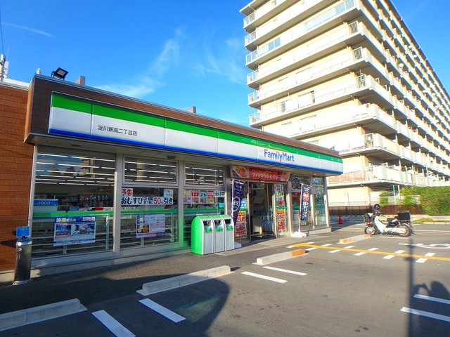 コンビニ　ファミリーマート淀川新高二丁目店（コンビニ）まで324m