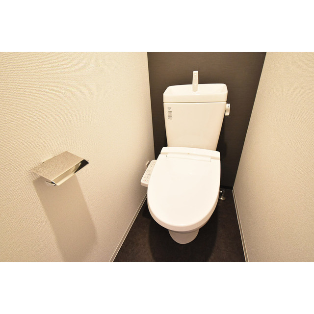 トイレ　落ち着いた色調のトイレです