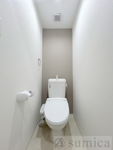 トイレ　人気アイテムの温水洗浄便座。清潔感のあるトイレです。