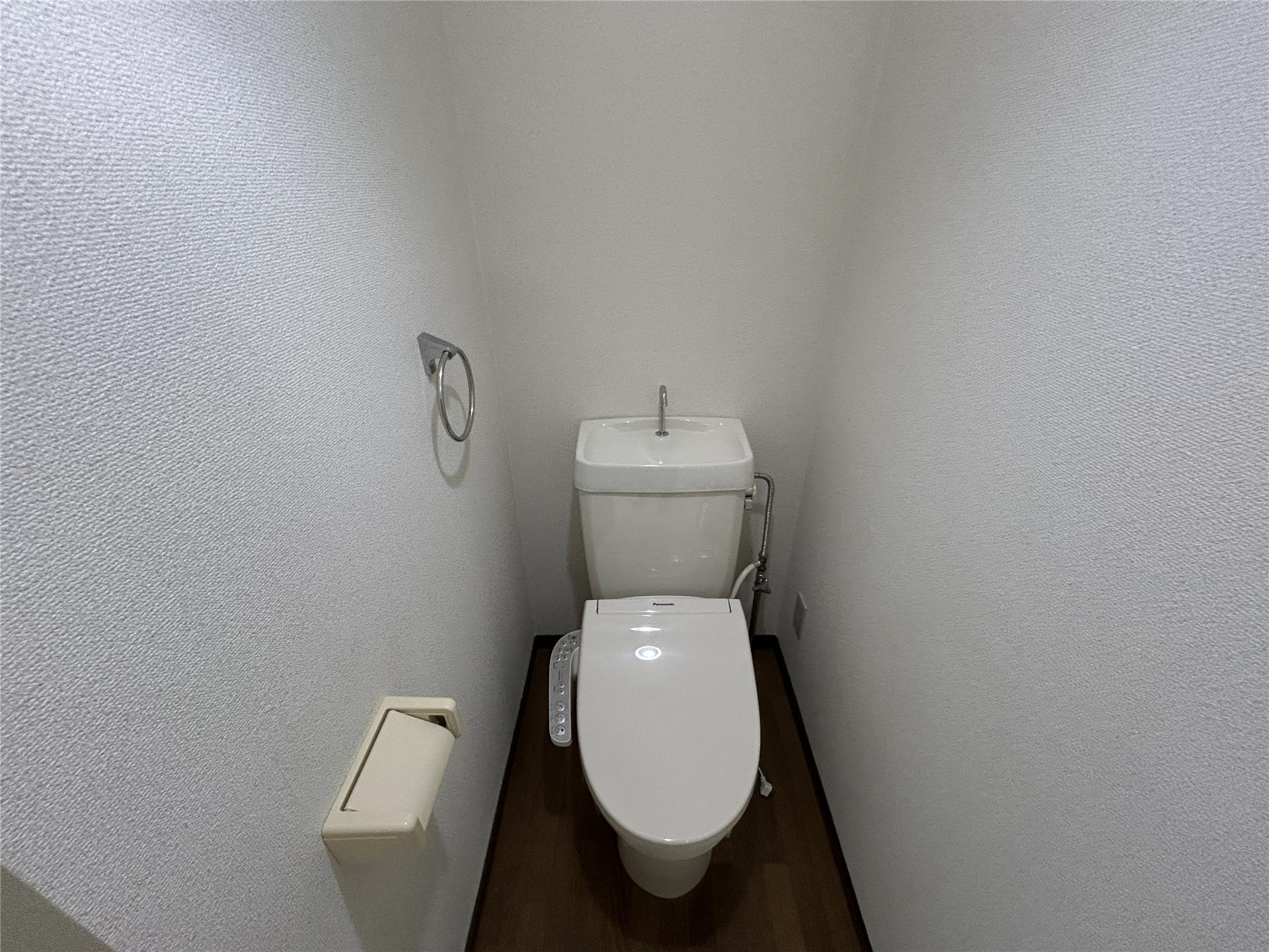 トイレ　温水洗浄便座付きのトイレです(別部屋参考写真)