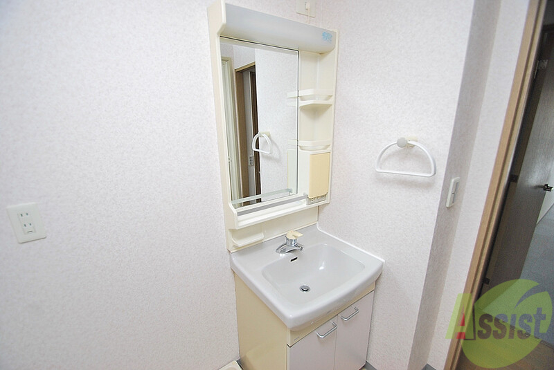洗面設備　独立洗面台があるので水廻りの備品が収納できて便利です