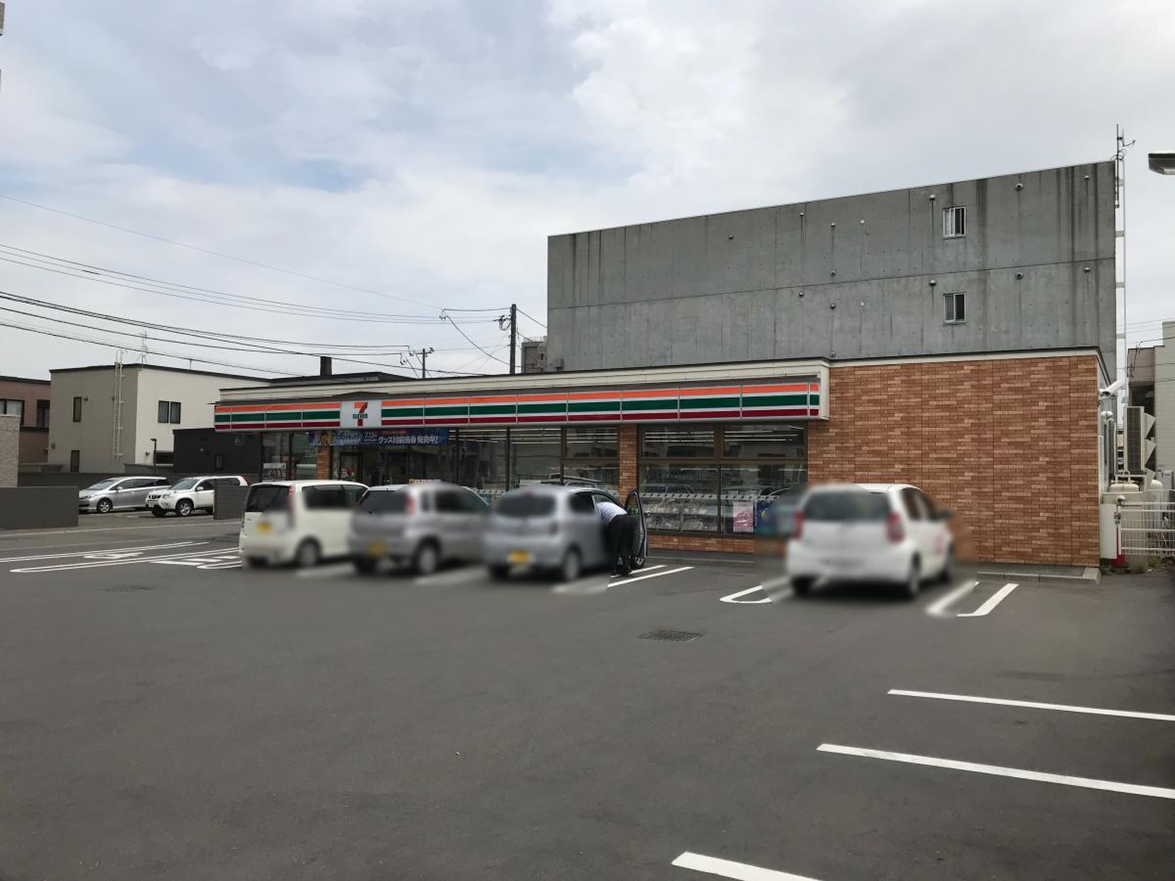 コンビニ　セブンイレブン札幌二十四軒2条店（コンビニ）まで233m