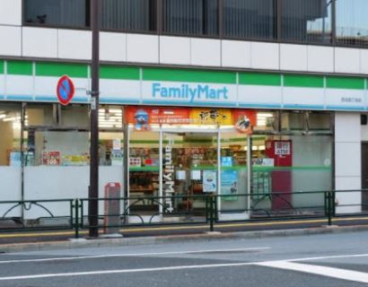 コンビニ　ファミリーマート四谷四丁目店（コンビニ）まで130m
