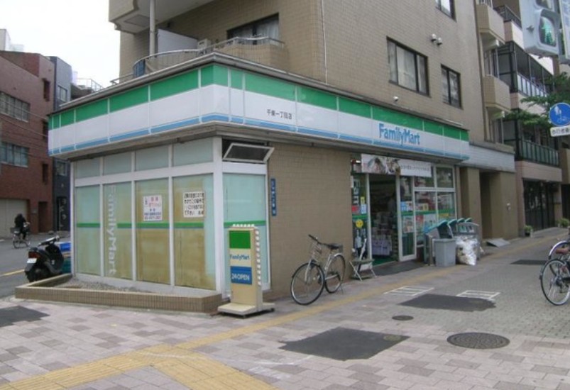 コンビニ　ファミリーマート千束一丁目店（コンビニ）まで203m