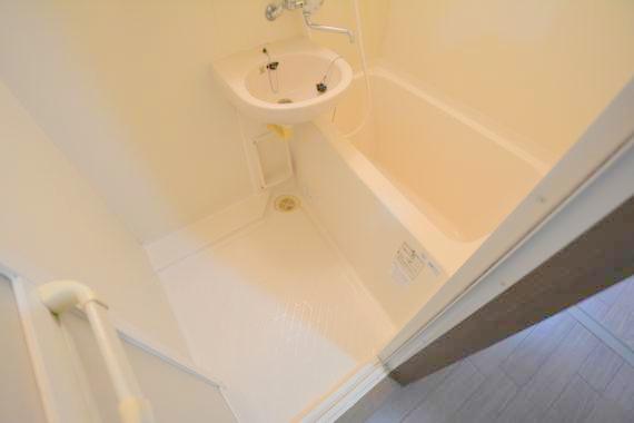 バス・シャワールーム　ゆったりと入るなら、お風呂とトイレとは別々が嬉しいですよね。