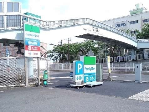 コンビニ　ファミリーマート（コンビニ）まで750m
