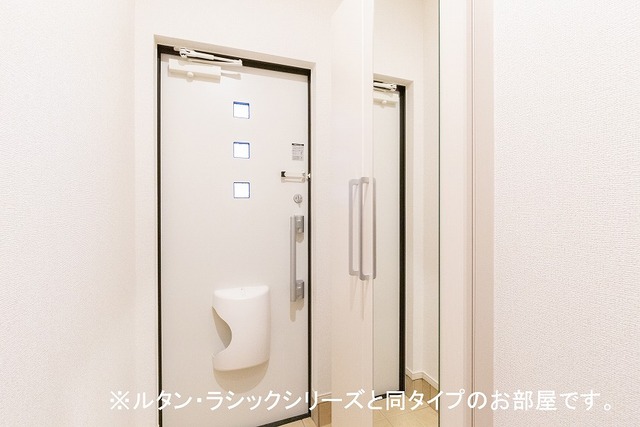 玄関　防犯カメラ有り