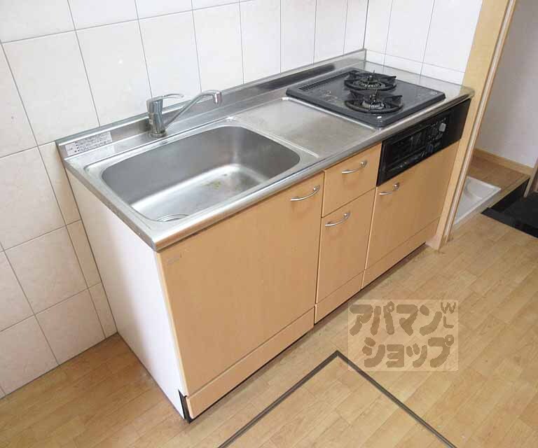 キッチン　真ん中にスペースもあるので作業がしやすそうです！
