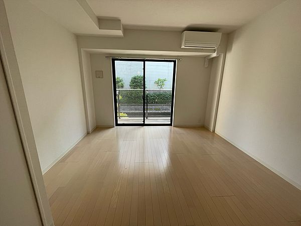 ＪＲ山手線 田町駅 徒歩7分 11階建 築11年の居間写真