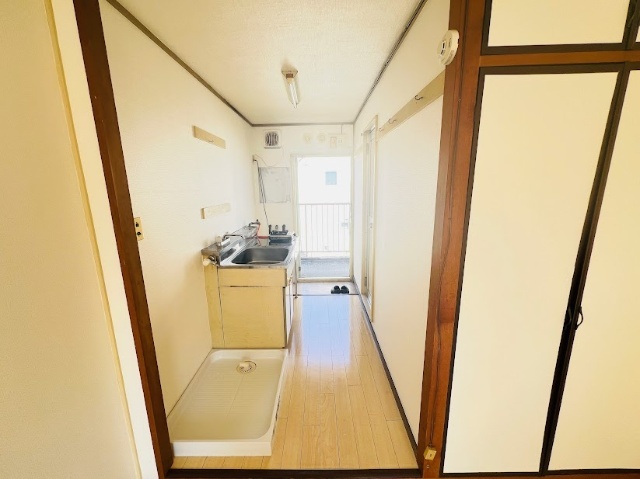 バルコニー　キッチンと玄関