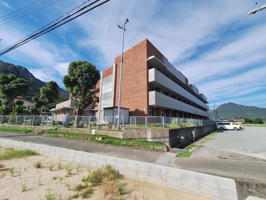 小学校　防府市立右田小学校（小学校）まで498m