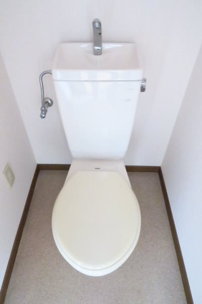 京王線 柴崎駅 徒歩5分 2階建 築29年のトイレ写真