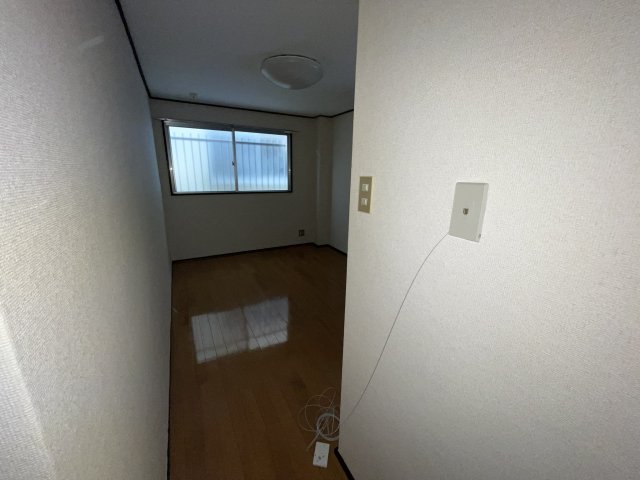 玄関　イメージとして同マンション他部屋を表示しています