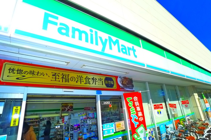 コンビニ　ファミリーマート（コンビニ）まで190m
