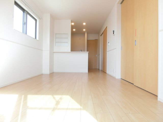 居室・リビング　同物件別部屋写真