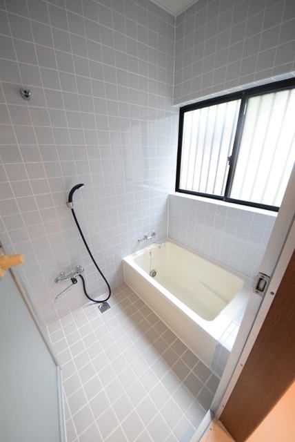 バス・シャワールーム　★お風呂場に窓があるので換気もできます★