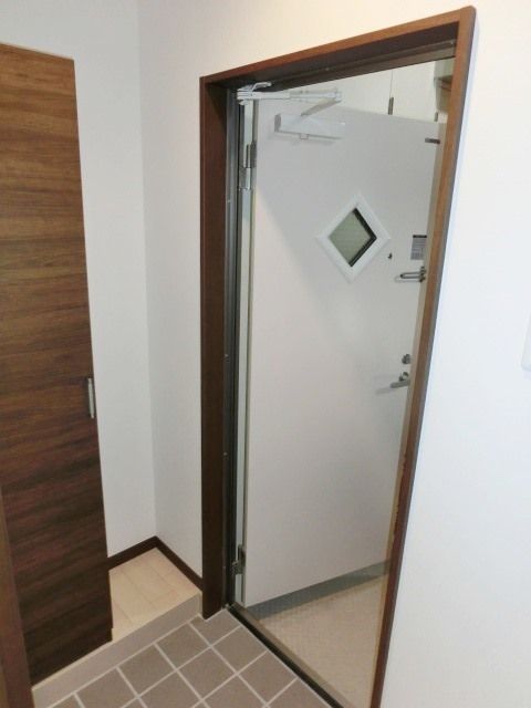玄関　玄関にはシューズボックスあります。