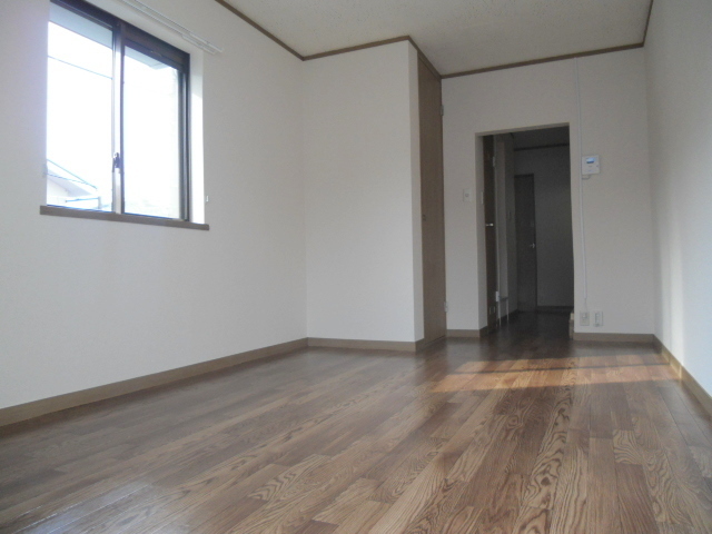 その他部屋・スペース　バルコニーより室内　２Ｆ角部屋２面採光