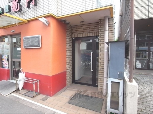 エントランス　１階は中華料理屋さんです。