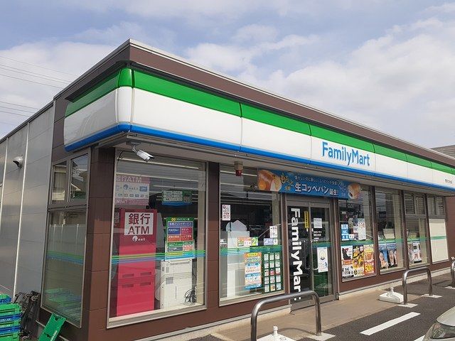 コンビニ　ファミリーマート（コンビニ）まで305m