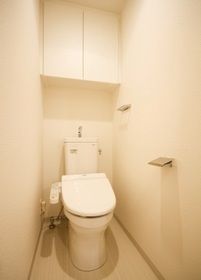 トイレ　落ち着いた色調のトイレです
