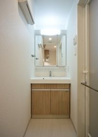 洗面設備　明るい洗面所です