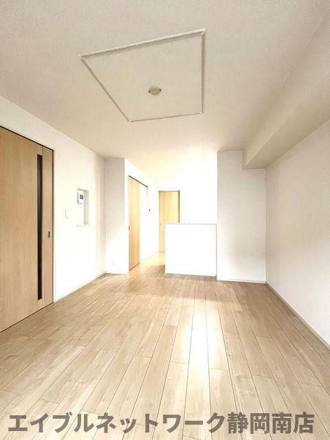 居室・リビング　こちらのリビングで趣味の時間をお楽しみください