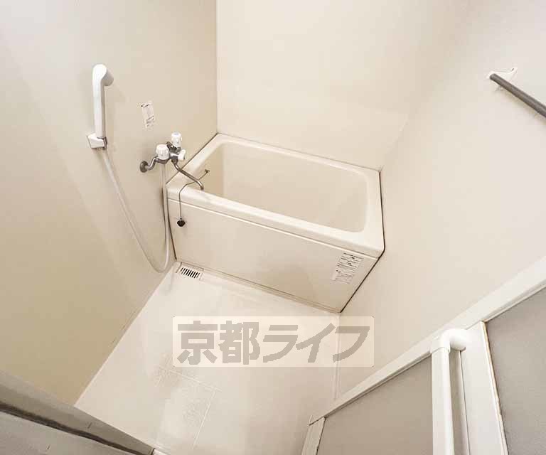 バス・シャワールーム　白を基調にしたお風呂です