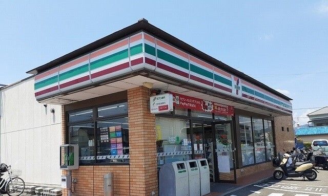 コンビニ　セブンイレブン様（コンビニ）まで550m