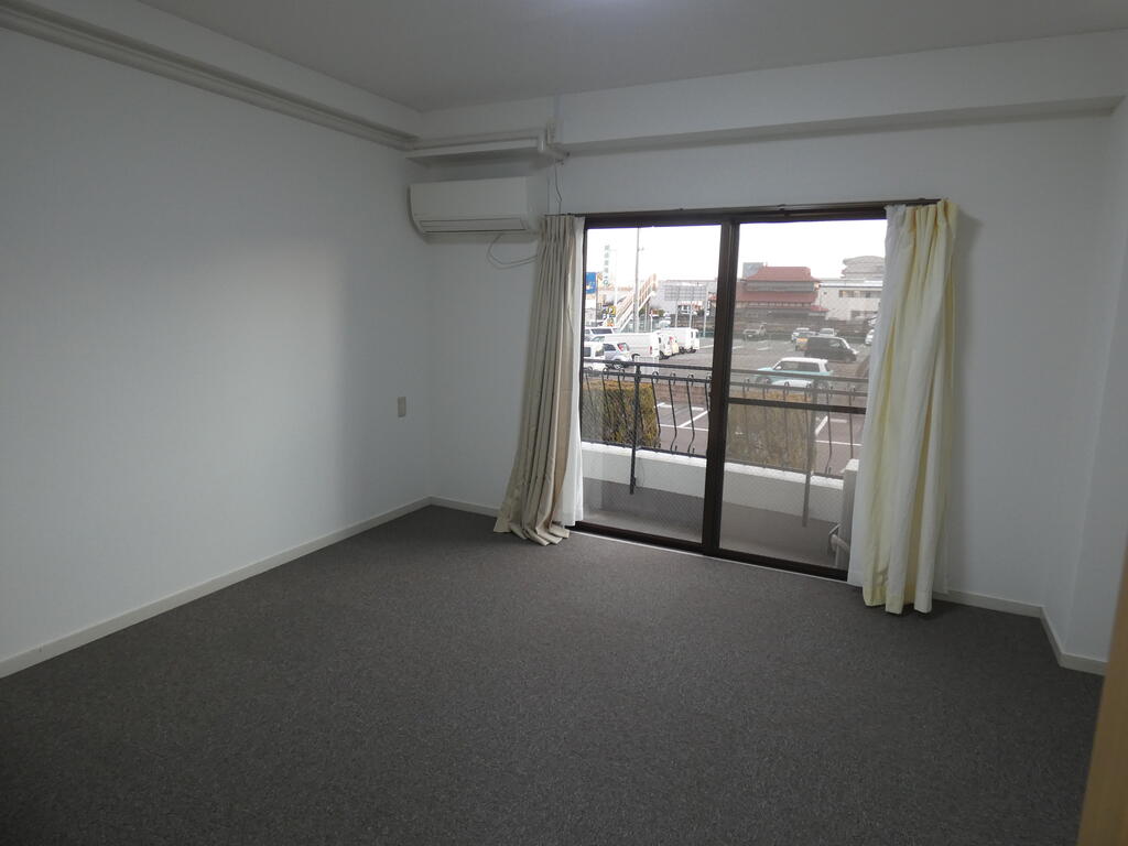 居室・リビング　室内写真は別部屋です