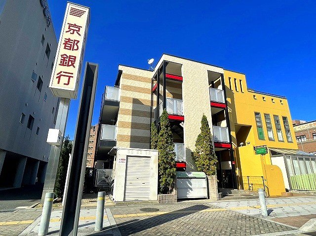 奈良市三条本町のマンションの建物外観