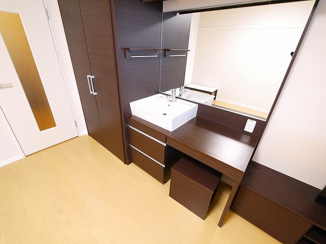 洗面設備　コンパクトで使いやすい洗面所