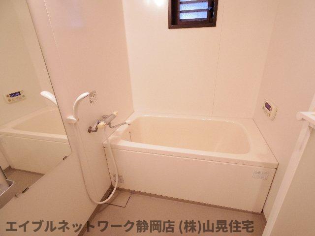 バス・シャワールーム　コンパクトで使いやすいお風呂です
