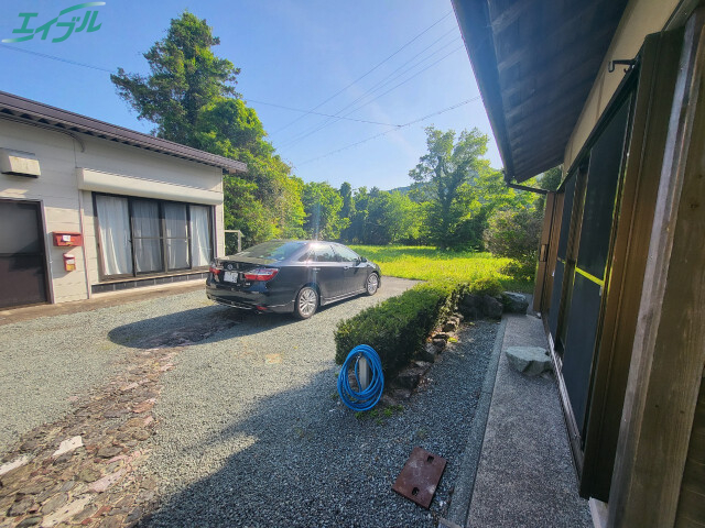 【上村様共同住宅の駐車場】