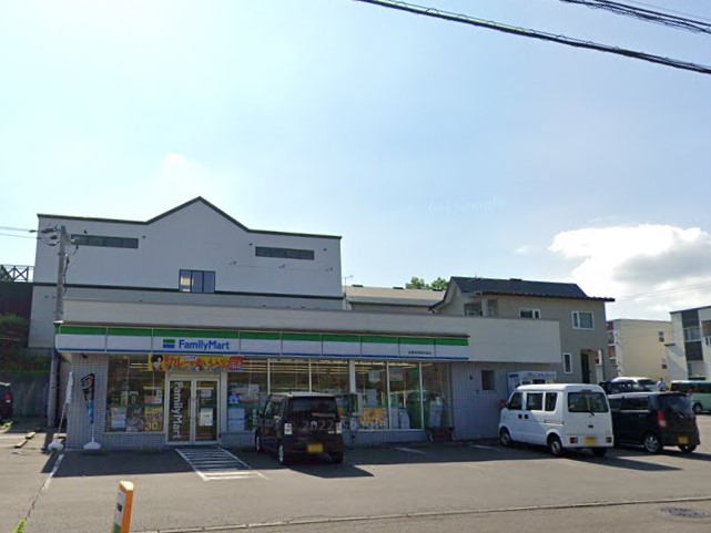 コンビニ　ファミリーマート 室蘭東翔高校前店（コンビニ）まで610m