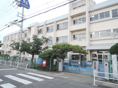 【阪南市鳥取のアパートの小学校】