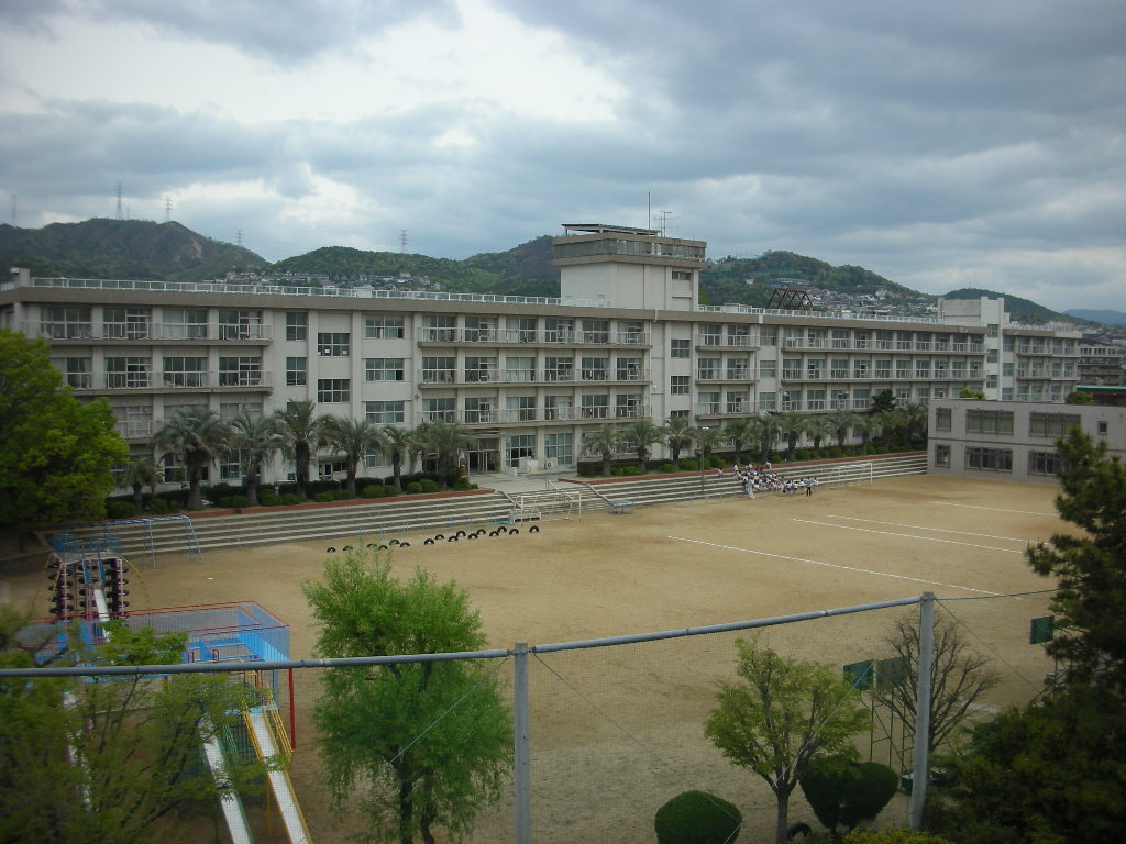 【伊丹市荒牧のマンションの小学校】